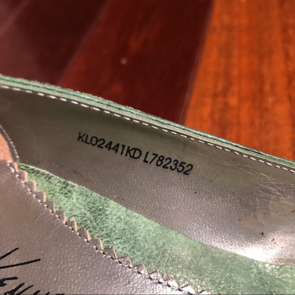 Gorgeous NWT Kenneth Cole Kitten Heels Green Suede Precise Cut Size 6 1/2 - Picture 8 of 13